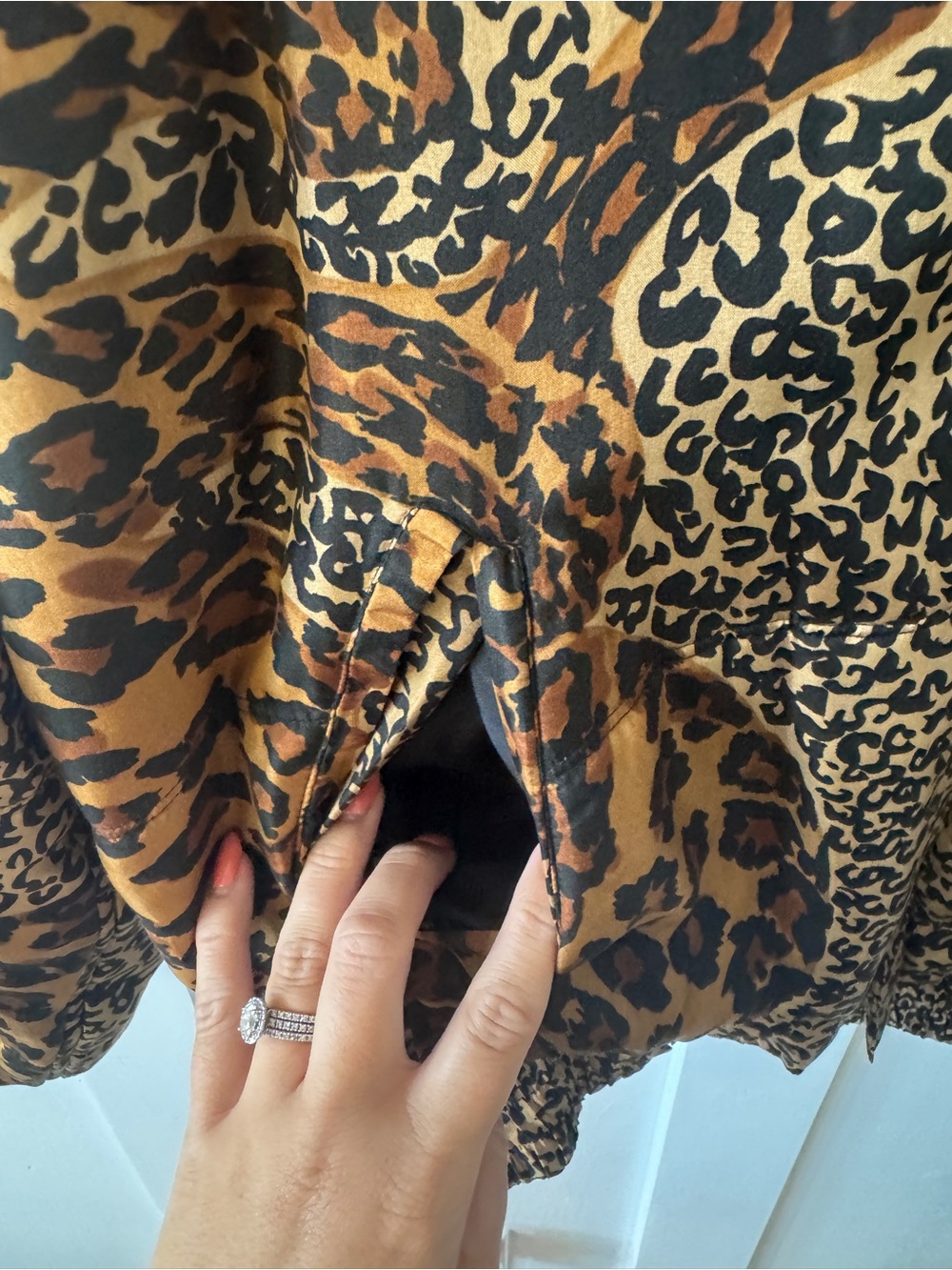 Fuda International Vintage 100% Silk Leopard Bomber Jacket
Size Small - Picture 4 of 9